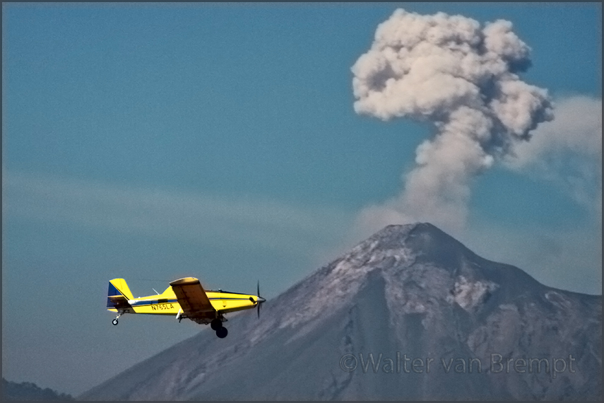 Vintage planes in Guatamala, by Walter van Brempt (2-2024)